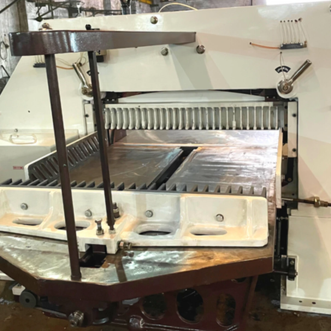 Fully Automatic Paper Cutting Machine (Self Clamp)